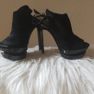 Jessica Simpson black pumps